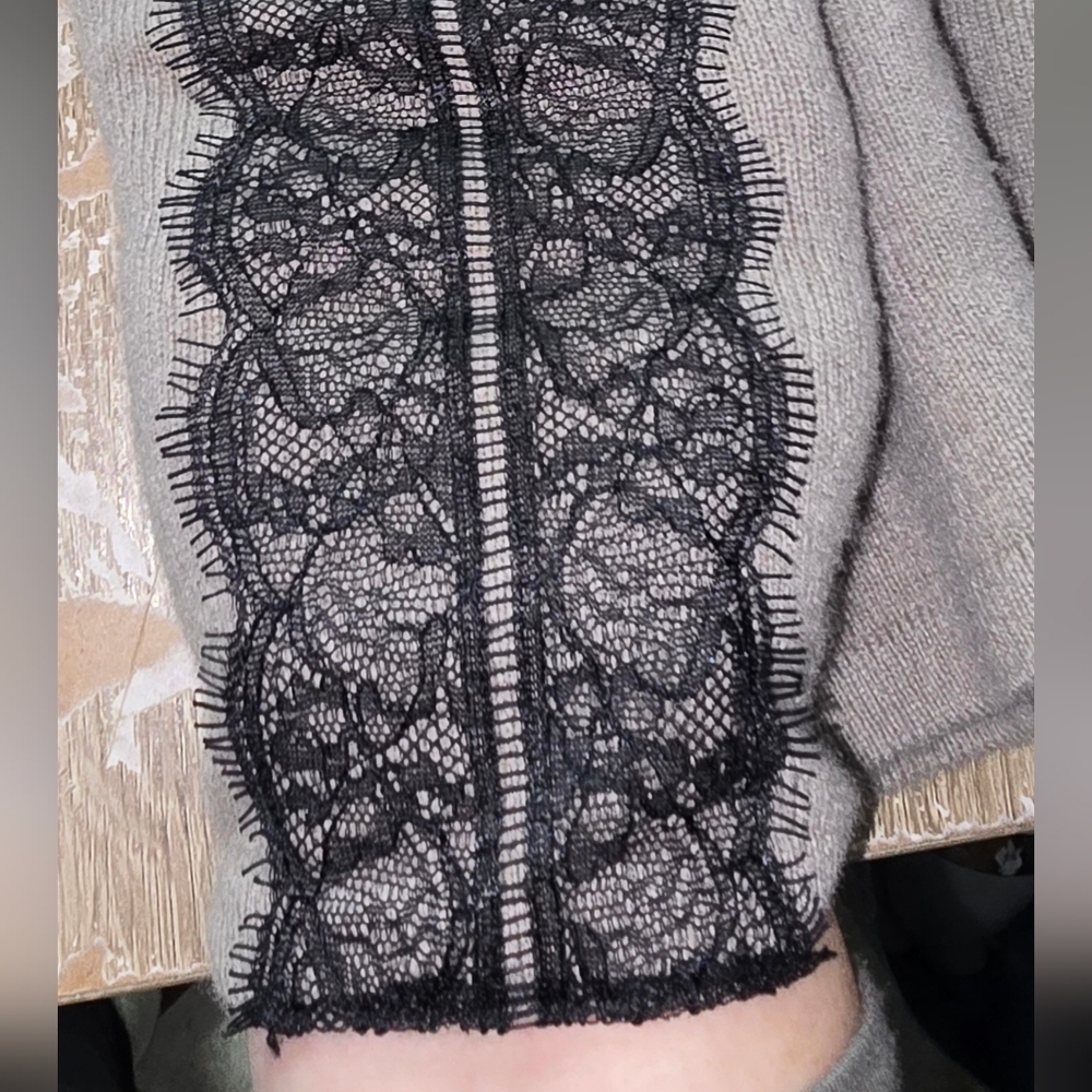 Neiman Marcus The Cashmere Collection Lace Trim Beige Cashmere Sweater M *READ* - Picture 2 of 9